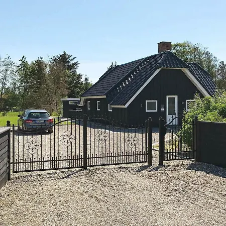 Three-bedroom Holiday In 18